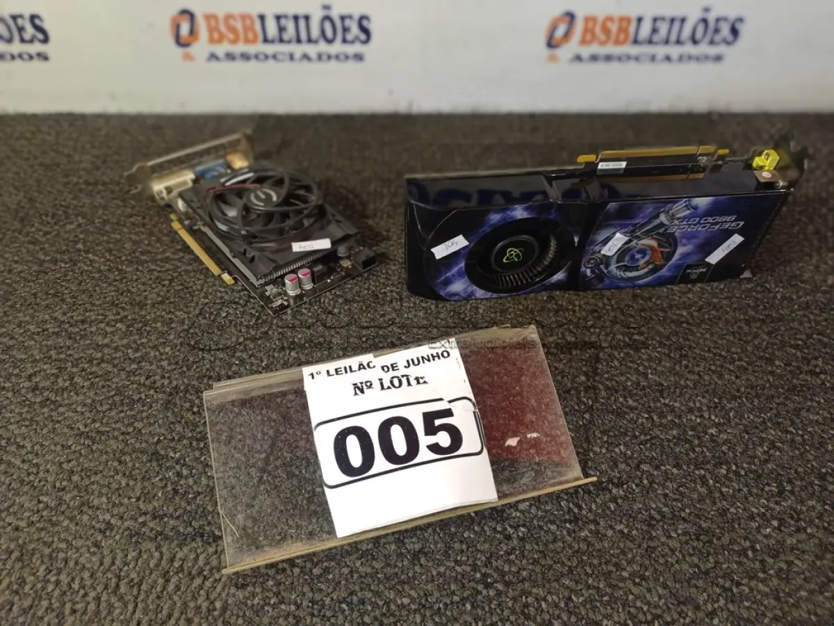 LOTE 005 - 02 PLACAS DE VÍDEO, SENDO 01 DE 1GB E 01 DE 512MB. (NO ESTADO) ATENÇÃO! FAZER A VISITAÇÃO ANTES DE ARREMATAR, NÃO SABEMOS SE FUNCIONA. LEILÃO NÃO TEM GARANTIA E NEM DEVOLUÇÃO, SUJEITO A POSSÍVEIS AVARIAS VISÍVEIS/OCULTAS E/OU AUSÊNCIA DE COMPONENTES.