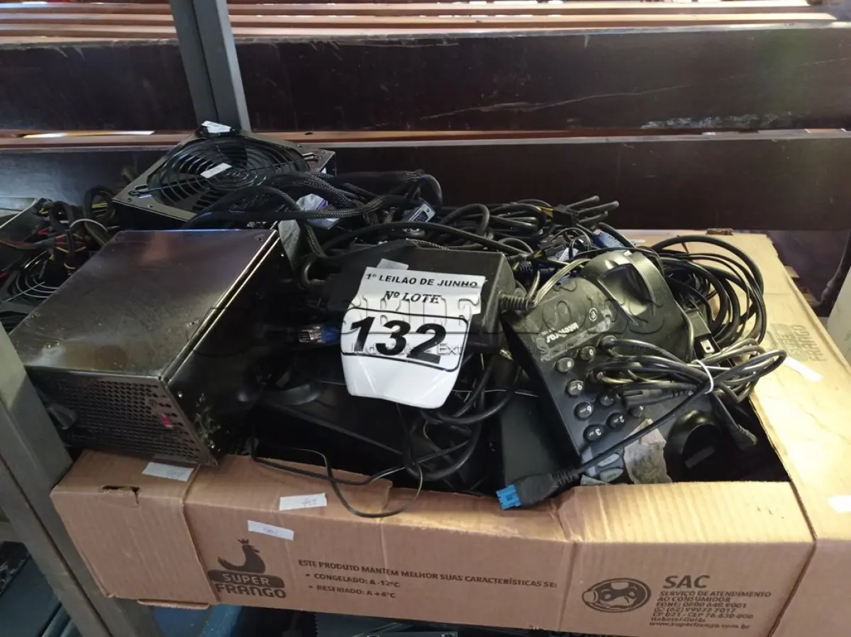 LOTE 132 - 01 LOTE COM CABOS DE VÍDEO, APARELHOS TELEFÔNICOS E FONTES DE ENERGIA, SENDO 03 DE 500W. (NO ESTADO) ATENÇÃO! FAZER A VISITAÇÃO ANTES DE ARREMATAR, NÃO SABEMOS SE FUNCIONA. LEILÃO NÃO TEM GARANTIA E NEM DEVOLUÇÃO, SUJEITO A POSSÍVEIS AVARIAS VISÍVEIS/OCULTAS E/OU AUSÊNCIA DE COMPONENTES.