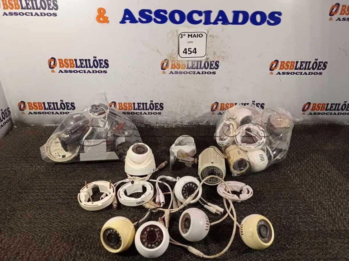 LOTE 454 - 01 LOTE COM CÂMERAS DE SEGURANÇA. (NO ESTADO) ATENÇÃO! FAZER A VISITAÇÃO ANTES DE ARREMATAR, NÃO SABEMOS SE FUNCIONA. LEILÃO NÃO TEM GARANTIA E NEM DEVOLUÇÃO, SUJEITO A POSSÍVEIS AVARIAS VISÍVEIS/OCULTAS E/OU AUSÊNCIA DE COMPONENTES.