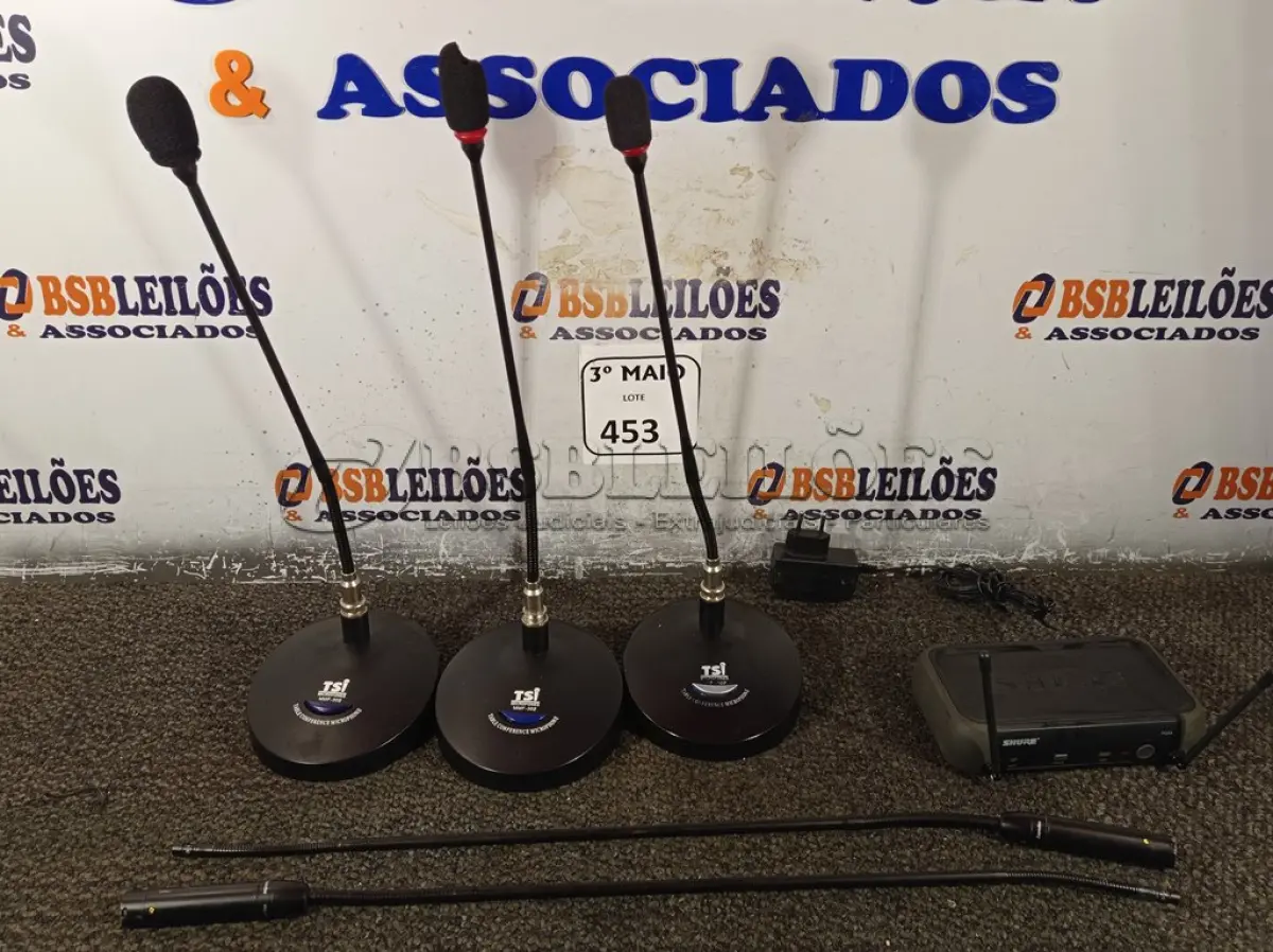 LOTE 453 - 06 MICROFONES DE MESA, SENDO 02 INCOMPLETOS E 01 RECEPTOR WIRELESS PGX4. (NO ESTADO) ATENÇÃO! FAZER A VISITAÇÃO ANTES DE ARREMATAR, NÃO SABEMOS SE FUNCIONA. LEILÃO NÃO TEM GARANTIA E NEM DEVOLUÇÃO, SUJEITO A POSSÍVEIS AVARIAS VISÍVEIS/OCULTAS E/OU AUSÊNCIA DE COMPONENTES.