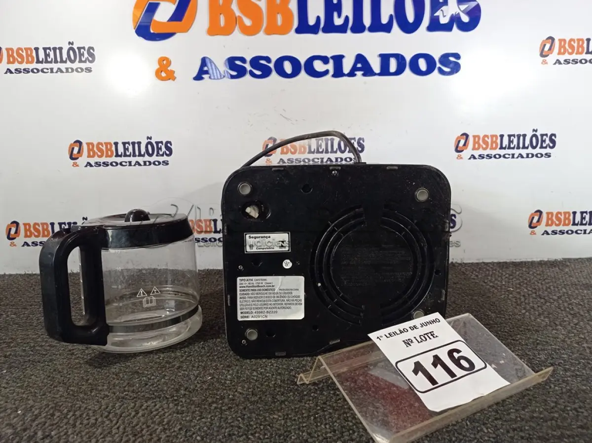 LOTE 116 - 01 CAFETEIRA HAMILTON. (NO ESTADO) ATENÇÃO! FAZER A VISITAÇÃO ANTES DE ARREMATAR, NÃO SABEMOS SE FUNCIONA. LEILÃO NÃO TEM GARANTIA E NEM DEVOLUÇÃO, SUJEITO A POSSÍVEIS AVARIAS VISÍVEIS/OCULTAS E/OU AUSÊNCIA DE COMPONENTES.