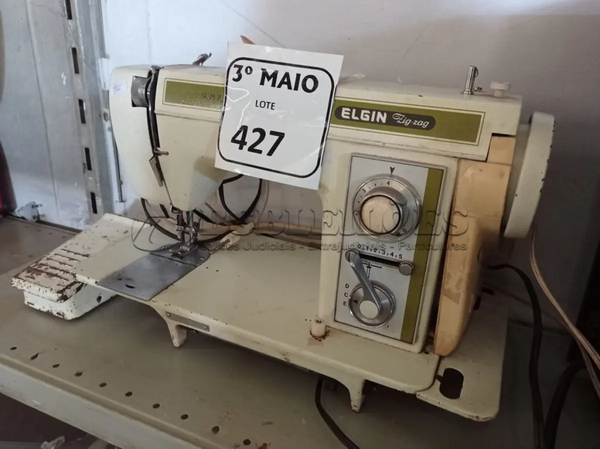 LOTE 427 - 01 MÁQUINA DE COSTURA SINGER. (NO ESTADO) ATENÇÃO! FAZER A VISITAÇÃO ANTES DE ARREMATAR, NÃO SABEMOS SE FUNCIONA. LEILÃO NÃO TEM GARANTIA E NEM DEVOLUÇÃO, SUJEITO A POSSÍVEIS AVARIAS VISÍVEIS/OCULTAS E/OU AUSÊNCIA DE COMPONENTES.
