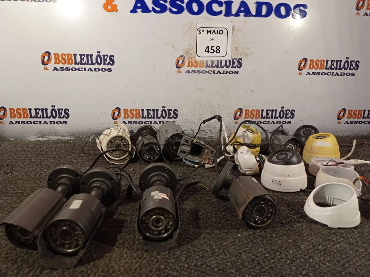 LOTE 458 - 01 LOTE COM CÂMERAS DE SEGURANÇA. (NO ESTADO) ATENÇÃO! FAZER A VISITAÇÃO ANTES DE ARREMATAR, NÃO SABEMOS SE FUNCIONA. LEILÃO NÃO TEM GARANTIA E NEM DEVOLUÇÃO, SUJEITO A POSSÍVEIS AVARIAS VISÍVEIS/OCULTAS E/OU AUSÊNCIA DE COMPONENTES.