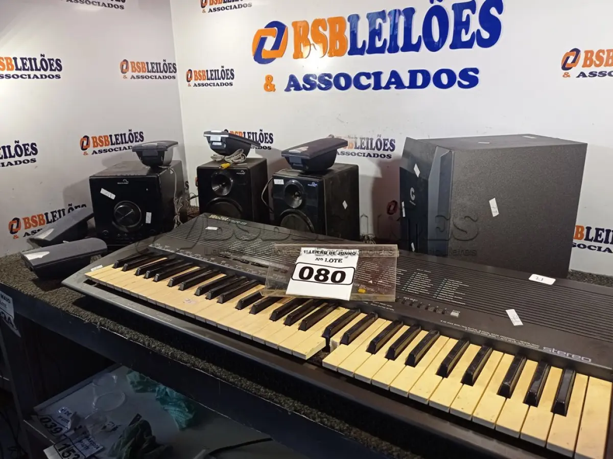 LOTE 080 - 01 APARELHO DE SOM COM 04 CAIXAS, 01 01 TECLADO YAMAHA PSR-19 E 01 CAIXA DE SUBWOOFER GOLDSHIP. (NO ESTADO) ATENÇÃO! FAZER A VISITAÇÃO ANTES DE ARREMATAR, NÃO SABEMOS SE FUNCIONA. LEILÃO NÃO TEM GARANTIA E NEM DEVOLUÇÃO, SUJEITO A POSSÍVEIS AVARIAS VISÍVEIS/OCULTAS E/OU AUSÊNCIA DE COMPONENTES.