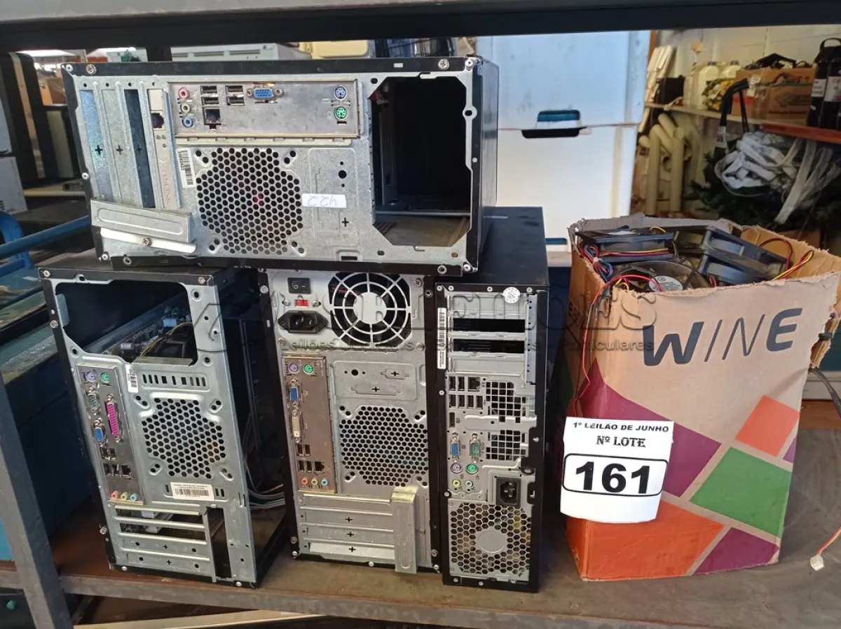 LOTE 161 - 04 CPU’S E 01 CAIXA COM VÁRIOS COOLERS PARA PC. (NO ESTADO) ATENÇÃO! FAZER A VISITAÇÃO ANTES DE ARREMATAR, NÃO SABEMOS SE FUNCIONA. LEILÃO NÃO TEM GARANTIA E NEM DEVOLUÇÃO, SUJEITO A POSSÍVEIS AVARIAS VISÍVEIS/OCULTAS E/OU AUSÊNCIA DE COMPONENTES.