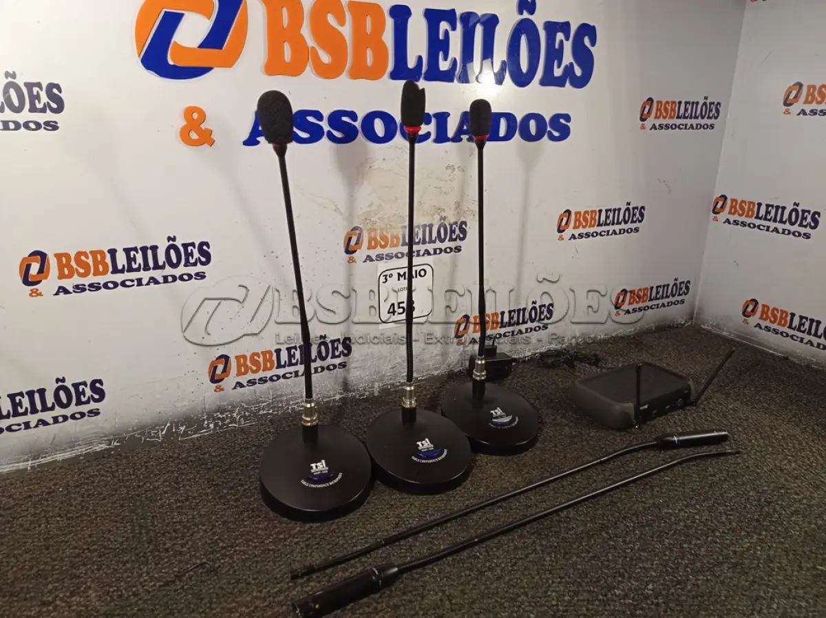 LOTE 453 - 06 MICROFONES DE MESA, SENDO 02 INCOMPLETOS E 01 RECEPTOR WIRELESS PGX4. (NO ESTADO) ATENÇÃO! FAZER A VISITAÇÃO ANTES DE ARREMATAR, NÃO SABEMOS SE FUNCIONA. LEILÃO NÃO TEM GARANTIA E NEM DEVOLUÇÃO, SUJEITO A POSSÍVEIS AVARIAS VISÍVEIS/OCULTAS E/OU AUSÊNCIA DE COMPONENTES.
