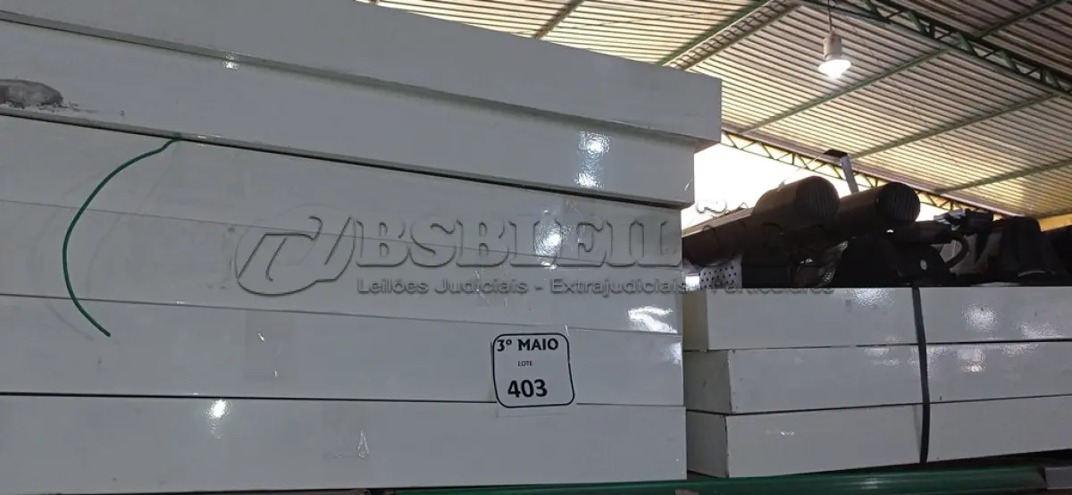 LOTE 403 - 01 LOTE COM VÁRIAS LUMINÁRIAS DE TETO. (NO ESTADO) ATENÇÃO! FAZER A VISITAÇÃO ANTES DE ARREMATAR, NÃO SABEMOS SE FUNCIONA. LEILÃO NÃO TEM GARANTIA E NEM DEVOLUÇÃO, SUJEITO A POSSÍVEIS AVARIAS VISÍVEIS/OCULTAS E/OU AUSÊNCIA DE COMPONENTES.