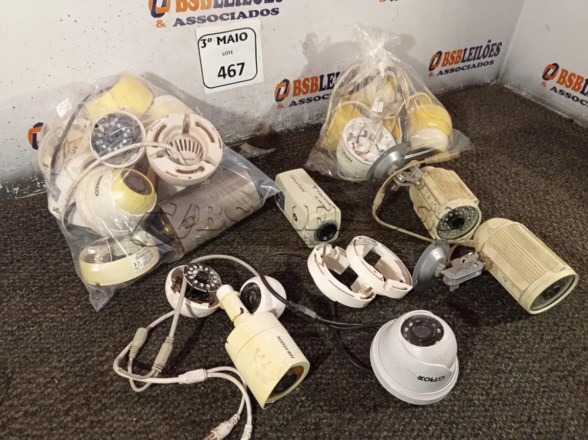 LOTE 467 - 01 LOTE COM CÂMERAS DE SEGURANÇA. (NO ESTADO) ATENÇÃO! FAZER A VISITAÇÃO ANTES DE ARREMATAR, NÃO SABEMOS SE FUNCIONA. LEILÃO NÃO TEM GARANTIA E NEM DEVOLUÇÃO, SUJEITO A POSSÍVEIS AVARIAS VISÍVEIS/OCULTAS E/OU AUSÊNCIA DE COMPONENTES.