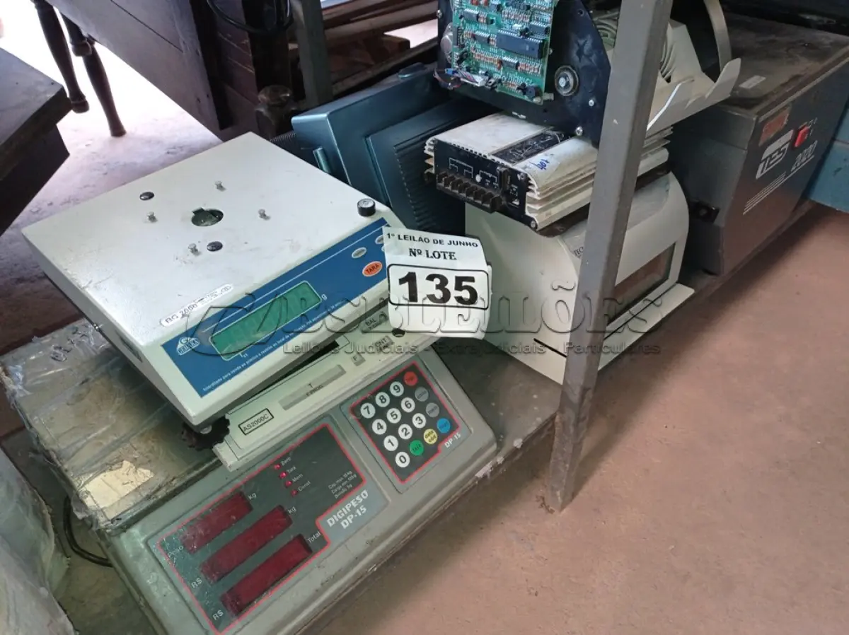 LOTE 135 - 01 RETO PROJETOR, 03 BALANÇAS E ELETRÔNICOS DIVERSOS. (NO ESTADO) ATENÇÃO! FAZER A VISITAÇÃO ANTES DE ARREMATAR, NÃO SABEMOS SE FUNCIONA. LEILÃO NÃO TEM GARANTIA E NEM DEVOLUÇÃO, SUJEITO A POSSÍVEIS AVARIAS VISÍVEIS/OCULTAS E/OU AUSÊNCIA DE COMPONENTES.