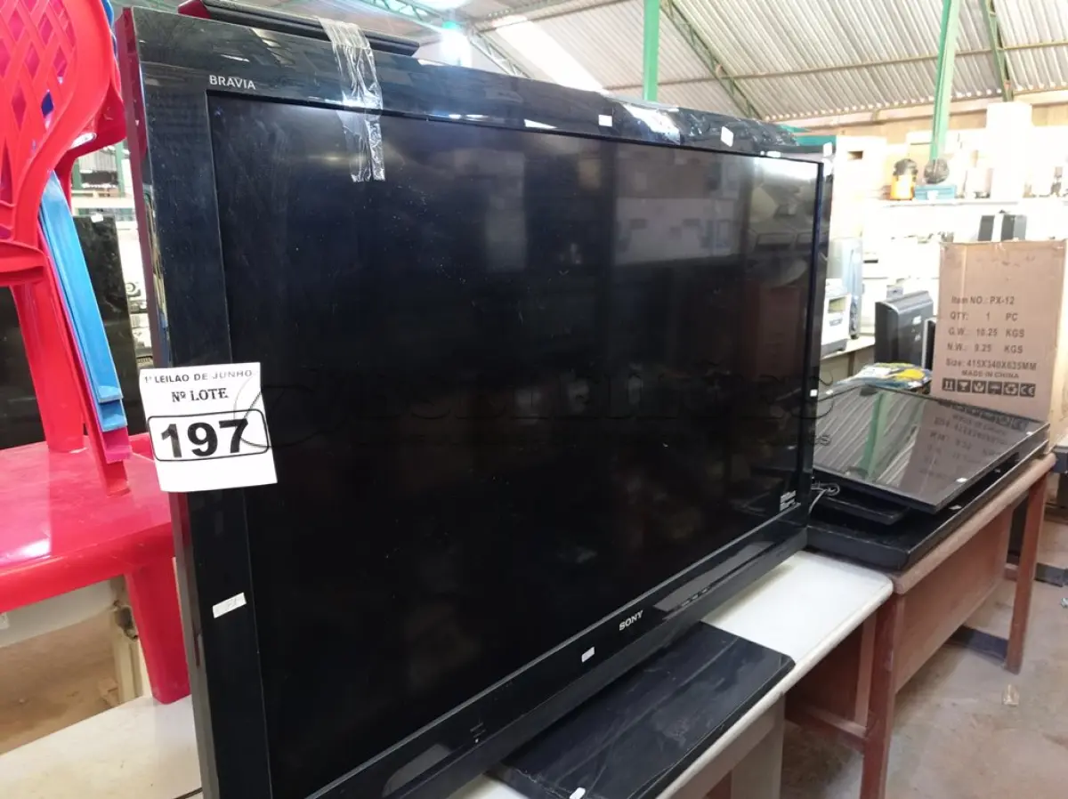 LOTE 197 - 01 TV 52’’POL MARCA SONY COM TROLE REMOTO. COM AVARIAS. (NO ESTADO) ATENÇÃO! FAZER A VISITAÇÃO ANTES DE ARREMATAR, NÃO SABEMOS SE FUNCIONA. LEILÃO NÃO TEM GARANTIA E NEM DEVOLUÇÃO, SUJEITO A POSSÍVEIS AVARIAS VISÍVEIS/OCULTAS E/OU AUSÊNCIA DE COMPONENTES.
