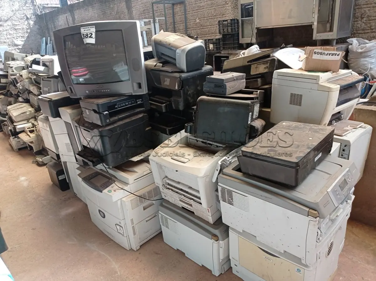 LOTE 382 - 01 LOTE COM GRANDE QUANTIDADE DE IMPRESSORAS MARCAS E MODELOS DIVERSOS E 01 TV DE 20’’ MARCA PHILCO PARA RETIRADA DE PEÇAS. (NO ESTADO) ATENÇÃO! FAZER A VISITAÇÃO ANTES DE ARREMATAR, NÃO SABEMOS SE FUNCIONA. LEILÃO NÃO TEM GARANTIA E NEM DEVOLUÇÃO, SUJEITO A POSSÍVEIS AVARIAS VISÍVEIS/OCULTAS E/OU AUSÊNCIA DE COMPONENTES.