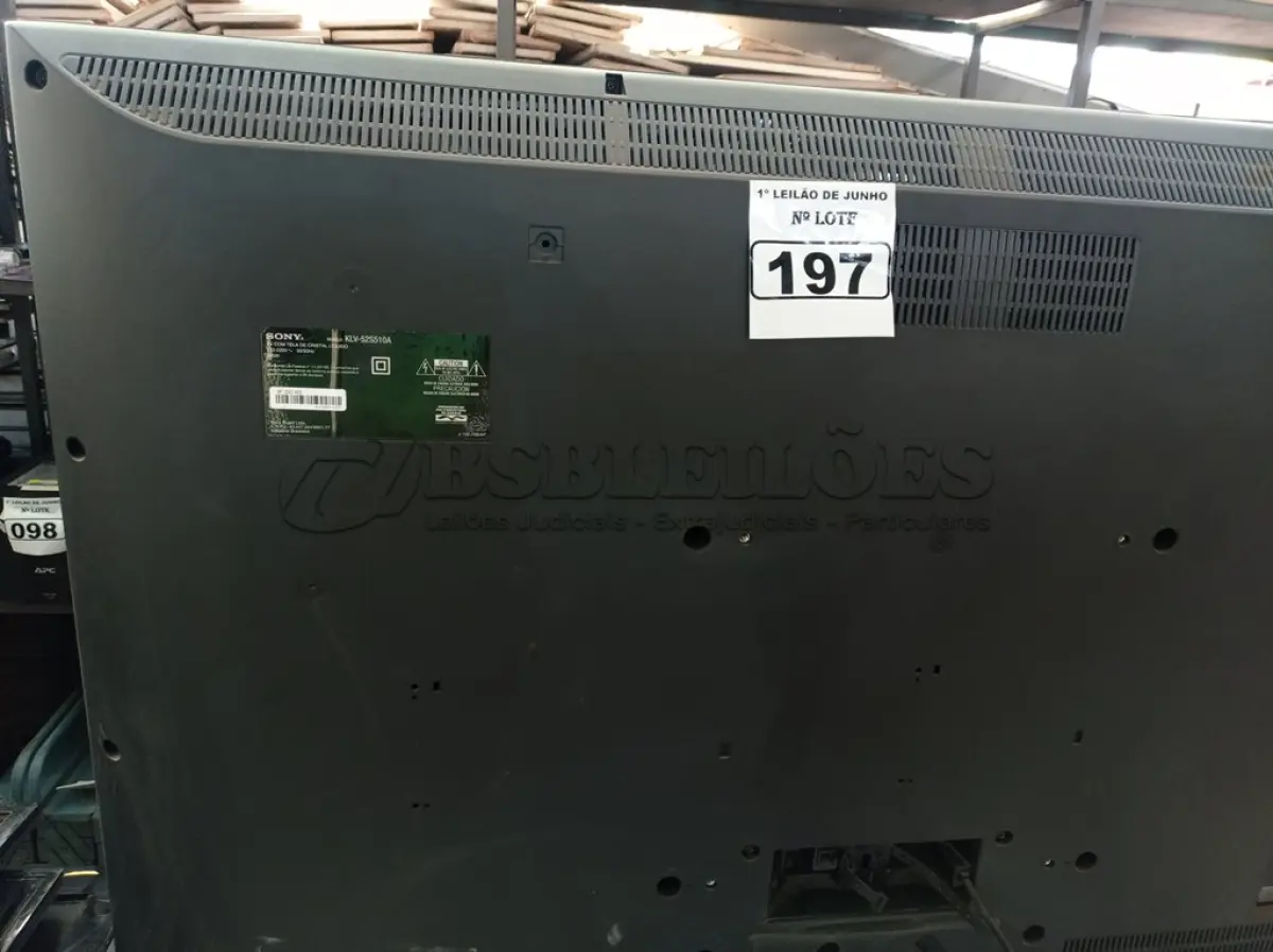LOTE 197 - 01 TV 52’’POL MARCA SONY COM TROLE REMOTO. COM AVARIAS. (NO ESTADO) ATENÇÃO! FAZER A VISITAÇÃO ANTES DE ARREMATAR, NÃO SABEMOS SE FUNCIONA. LEILÃO NÃO TEM GARANTIA E NEM DEVOLUÇÃO, SUJEITO A POSSÍVEIS AVARIAS VISÍVEIS/OCULTAS E/OU AUSÊNCIA DE COMPONENTES.