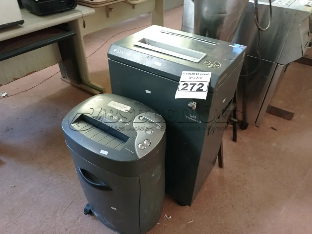 LOTE 272 - 02 FRAGMENTADORAS DE PAPEL SENDO 01 JP-520C VIP. (NO ESTADO) ATENÇÃO! FAZER A VISITAÇÃO ANTES DE ARREMATAR, NÃO SABEMOS SE FUNCIONA. LEILÃO NÃO TEM GARANTIA E NEM DEVOLUÇÃO, SUJEITO A POSSÍVEIS AVARIAS VISÍVEIS/OCULTAS E/OU AUSÊNCIA DE COMPONENTES.
