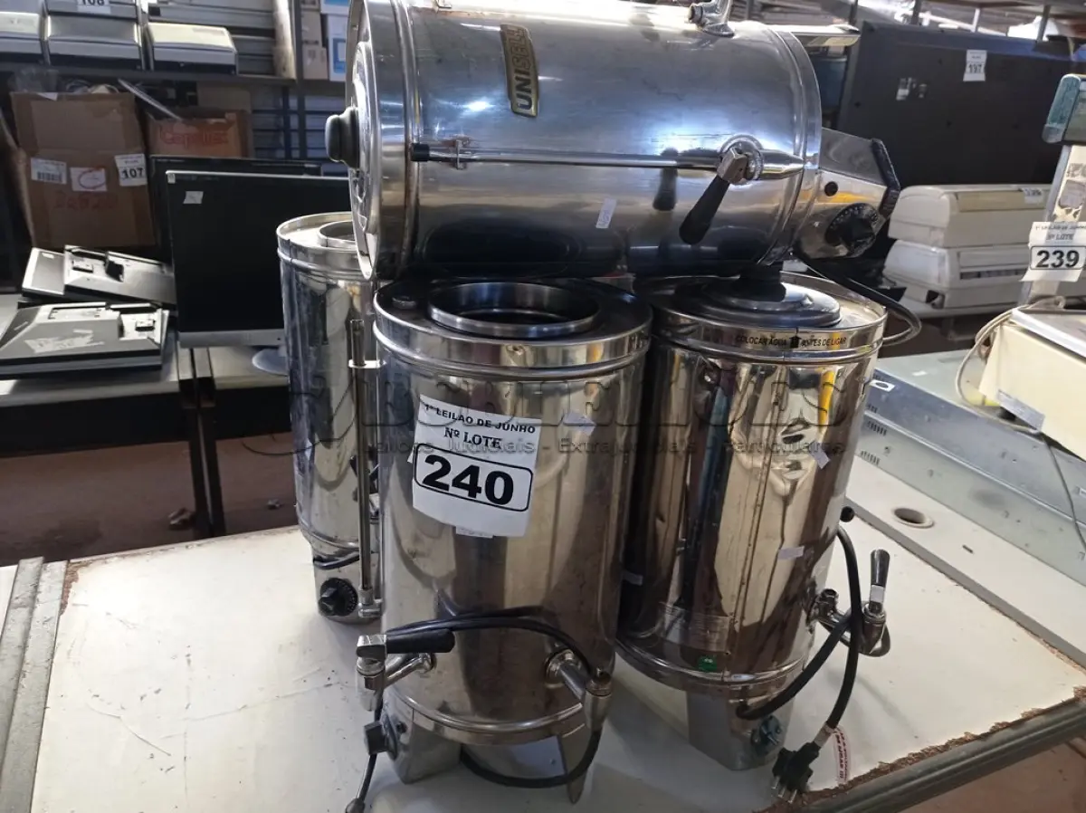 LOTE 240 - 05 CAFETEIRAS EM INOX MARCAS E MODELOS DIVERSOS PARA RETIRADA DE PEÇAS. (NO ESTADO) ATENÇÃO! FAZER A VISITAÇÃO ANTES DE ARREMATAR, NÃO SABEMOS SE FUNCIONA. LEILÃO NÃO TEM GARANTIA E NEM DEVOLUÇÃO, SUJEITO A POSSÍVEIS AVARIAS VISÍVEIS/OCULTAS E/OU AUSÊNCIA DE COMPONENTES.