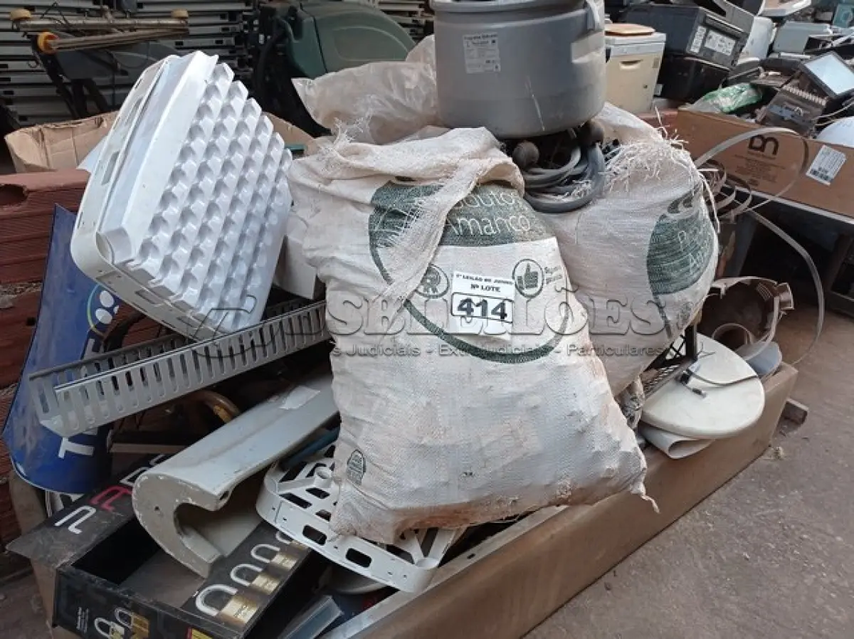 LOTE 414 - 01 LOTE COM MATERIAIS PARA CONSTRUÇÃO DIVERSOS. (NO ESTADO) ATENÇÃO! FAZER A VISITAÇÃO ANTES DE ARREMATAR, NÃO SABEMOS SE FUNCIONA. LEILÃO NÃO TEM GARANTIA E NEM DEVOLUÇÃO, SUJEITO A POSSÍVEIS AVARIAS VISÍVEIS/OCULTAS E/OU AUSÊNCIA DE COMPONENTES.