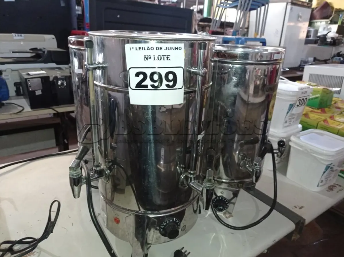 LOTE 299 - 04 CAFETEIRAS EM INOX. (NO ESTADO) ATENÇÃO! FAZER A VISITAÇÃO ANTES DE ARREMATAR, NÃO SABEMOS SE FUNCIONA. LEILÃO NÃO TEM GARANTIA E NEM DEVOLUÇÃO, SUJEITO A POSSÍVEIS AVARIAS VISÍVEIS/OCULTAS E/OU AUSÊNCIA DE COMPONENTES.