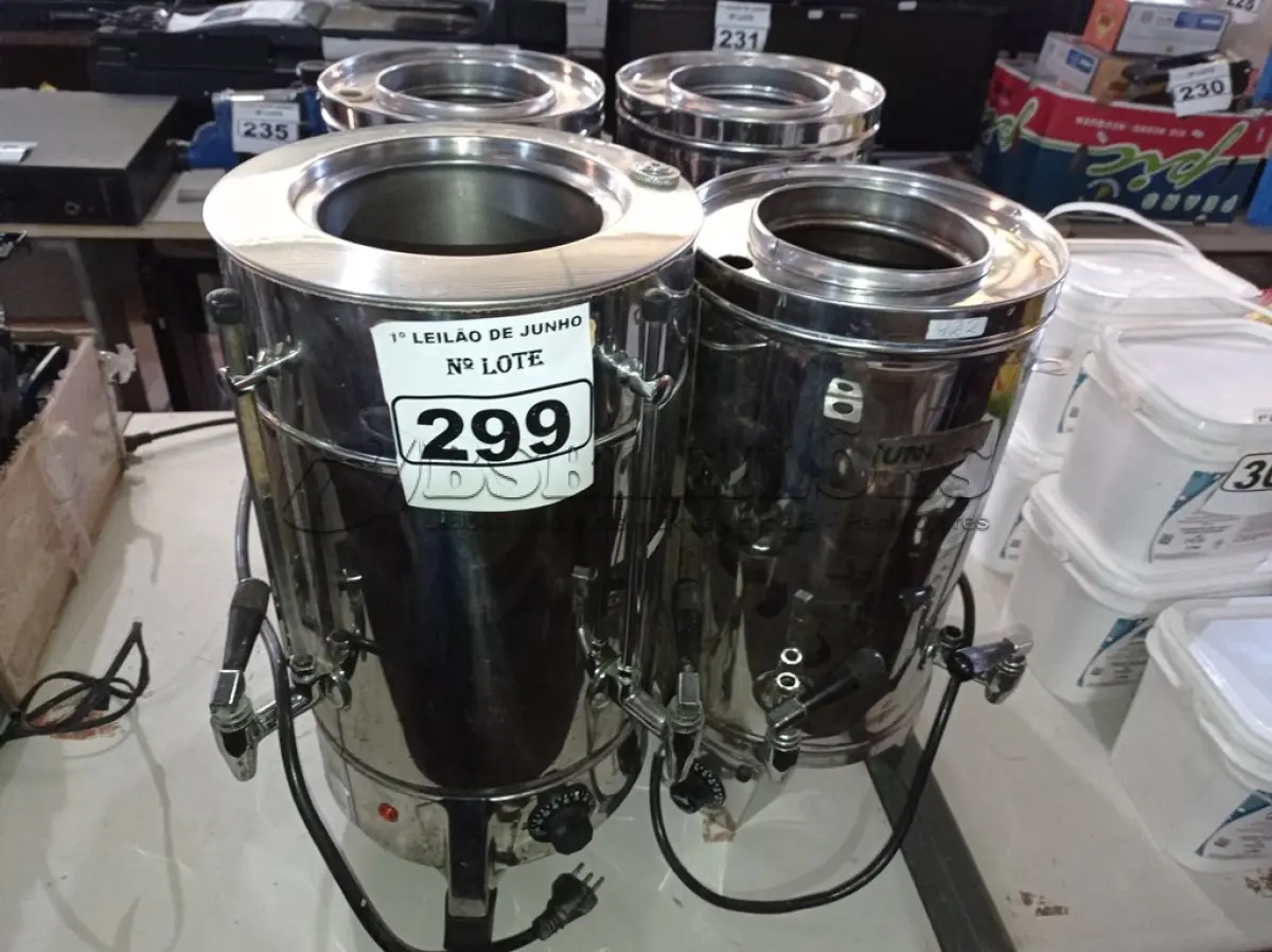 LOTE 299 - 04 CAFETEIRAS EM INOX. (NO ESTADO) ATENÇÃO! FAZER A VISITAÇÃO ANTES DE ARREMATAR, NÃO SABEMOS SE FUNCIONA. LEILÃO NÃO TEM GARANTIA E NEM DEVOLUÇÃO, SUJEITO A POSSÍVEIS AVARIAS VISÍVEIS/OCULTAS E/OU AUSÊNCIA DE COMPONENTES.