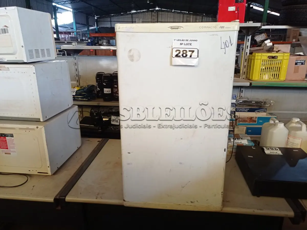 LOTE 287 - 01 FRIGOBAR COMPACTO 120 MARCA CONSUL. (NO ESTADO) ATENÇÃO! FAZER A VISITAÇÃO ANTES DE ARREMATAR, NÃO SABEMOS SE FUNCIONA. LEILÃO NÃO TEM GARANTIA E NEM DEVOLUÇÃO, SUJEITO A POSSÍVEIS AVARIAS VISÍVEIS/OCULTAS E/OU AUSÊNCIA DE COMPONENTES.