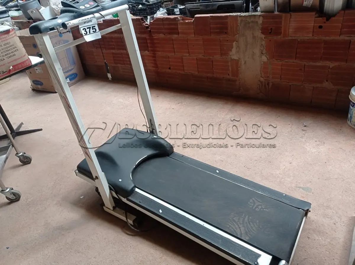 LOTE 375 - 01 ESTEIRA ERGOMÉTRICA COM AVARIAS. (NO ESTADO) ATENÇÃO! FAZER A VISITAÇÃO ANTES DE ARREMATAR, NÃO SABEMOS SE FUNCIONA. LEILÃO NÃO TEM GARANTIA E NEM DEVOLUÇÃO, SUJEITO A POSSÍVEIS AVARIAS VISÍVEIS/OCULTAS E/OU AUSÊNCIA DE COMPONENTES.