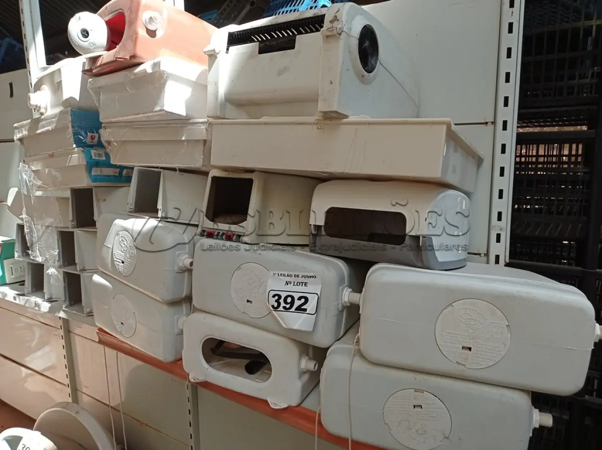 LOTE 392 - 01 LOTE COM DISPENSES, CAIXA DE DESCARGA, E SUCATA DE ARMÁRIOS DE ESPELHO PARA BANHEIRO. (NO ESTADO) ATENÇÃO! FAZER A VISITAÇÃO ANTES DE ARREMATAR, NÃO SABEMOS SE FUNCIONA. LEILÃO NÃO TEM GARANTIA E NEM DEVOLUÇÃO, SUJEITO A POSSÍVEIS AVARIAS VISÍVEIS/OCULTAS E/OU AUSÊNCIA DE COMPONENTES.