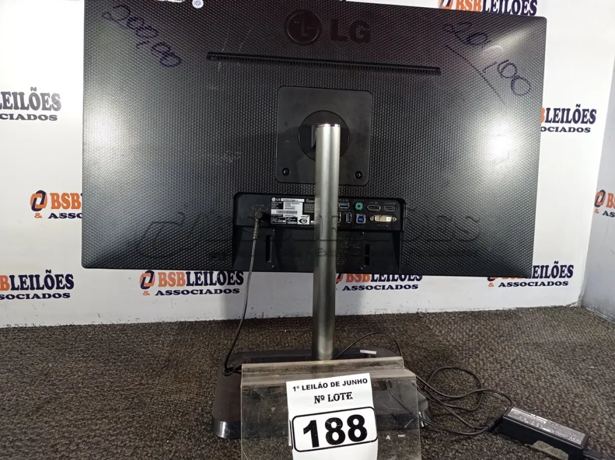 LOTE 188 - 01 MONITOR 27’’ COM FONTE MARCA LG. (NO ESTADO) ATENÇÃO! FAZER A VISITAÇÃO ANTES DE ARREMATAR, NÃO SABEMOS SE FUNCIONA. LEILÃO NÃO TEM GARANTIA E NEM DEVOLUÇÃO, SUJEITO A POSSÍVEIS AVARIAS VISÍVEIS/OCULTAS E/OU AUSÊNCIA DE COMPONENTES.