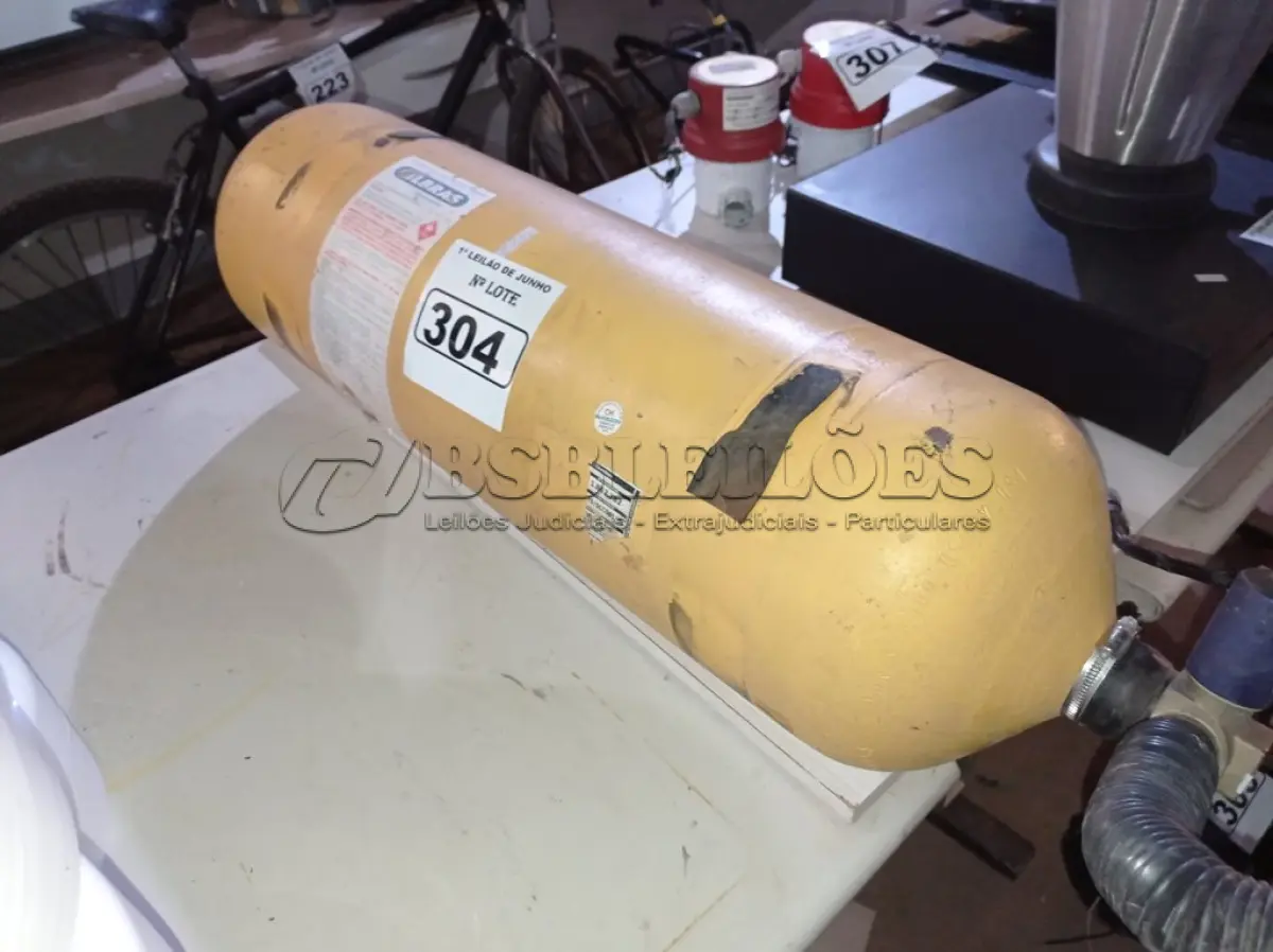 LOTE 304 - 01 CILINDRO PARA GÁS NATURAL VEICULAR. (NO ESTADO) ATENÇÃO! FAZER A VISITAÇÃO ANTES DE ARREMATAR, NÃO SABEMOS SE FUNCIONA. LEILÃO NÃO TEM GARANTIA E NEM DEVOLUÇÃO, SUJEITO A POSSÍVEIS AVARIAS VISÍVEIS/OCULTAS E/OU AUSÊNCIA DE COMPONENTES.
