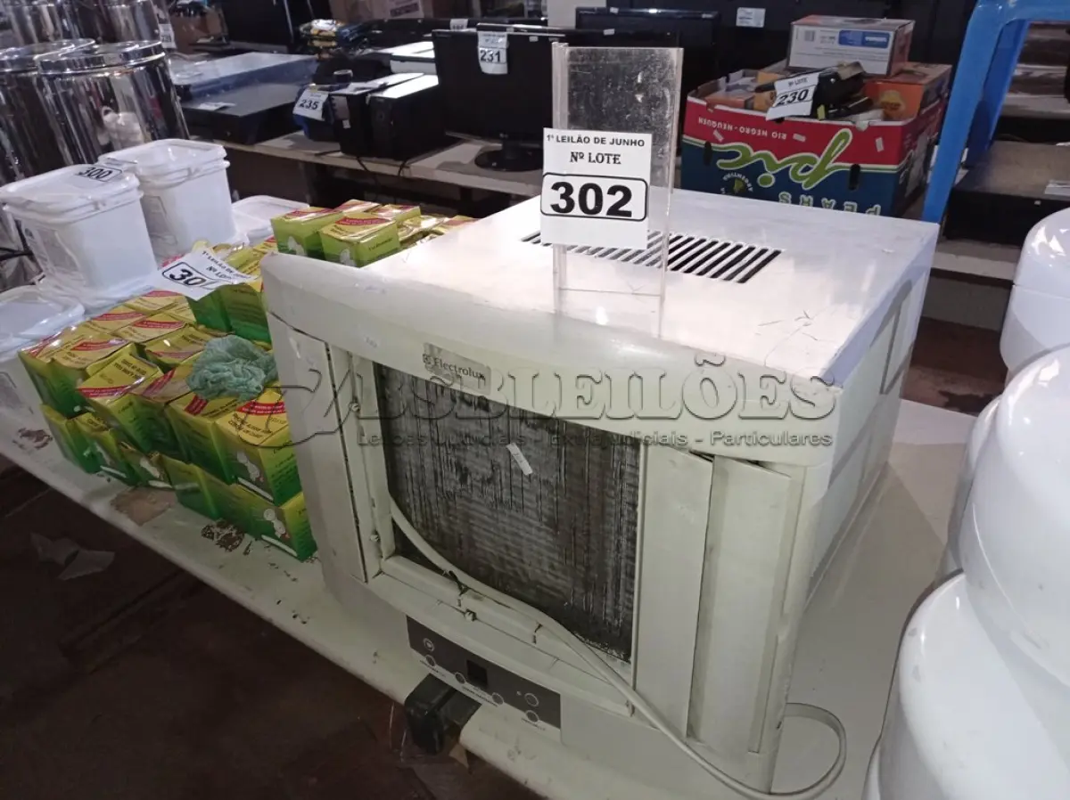 LOTE 302 - 01 APARELHO DE AR CONDICIONADO DE EMBUTIR MARCA ELECTROLUX. (NO ESTADO) ATENÇÃO! FAZER A VISITAÇÃO ANTES DE ARREMATAR, NÃO SABEMOS SE FUNCIONA. LEILÃO NÃO TEM GARANTIA E NEM DEVOLUÇÃO, SUJEITO A POSSÍVEIS AVARIAS VISÍVEIS/OCULTAS E/OU AUSÊNCIA DE COMPONENTES.