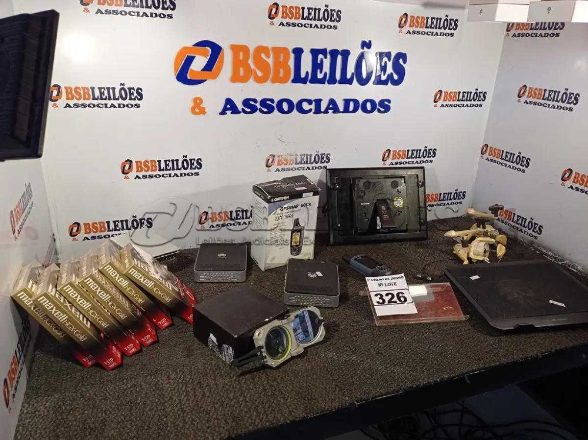 LOTE 326 - 01 LOTE COM 02 MOLINETES INCOMPLETOS, 01 FONTE CHAVEADA, 01 GPSMAP 60CX, 06 FITAS CASSETE, 02 SUCATAS DE MINE CPU, 01 MESA PARA NOTEBOOK, 01 PORTA RETRATO DIGITAL E 01 LUPA. (NO ESTADO) ATENÇÃO! FAZER A VISITAÇÃO ANTES DE ARREMATAR, NÃO SABEMOS SE FUNCIONA. LEILÃO NÃO TEM GARANTIA E NEM DEVOLUÇÃO, SUJEITO A POSSÍVEIS AVARIAS VISÍVEIS/OCULTAS E/OU AUSÊNCIA DE COMPONENTES.