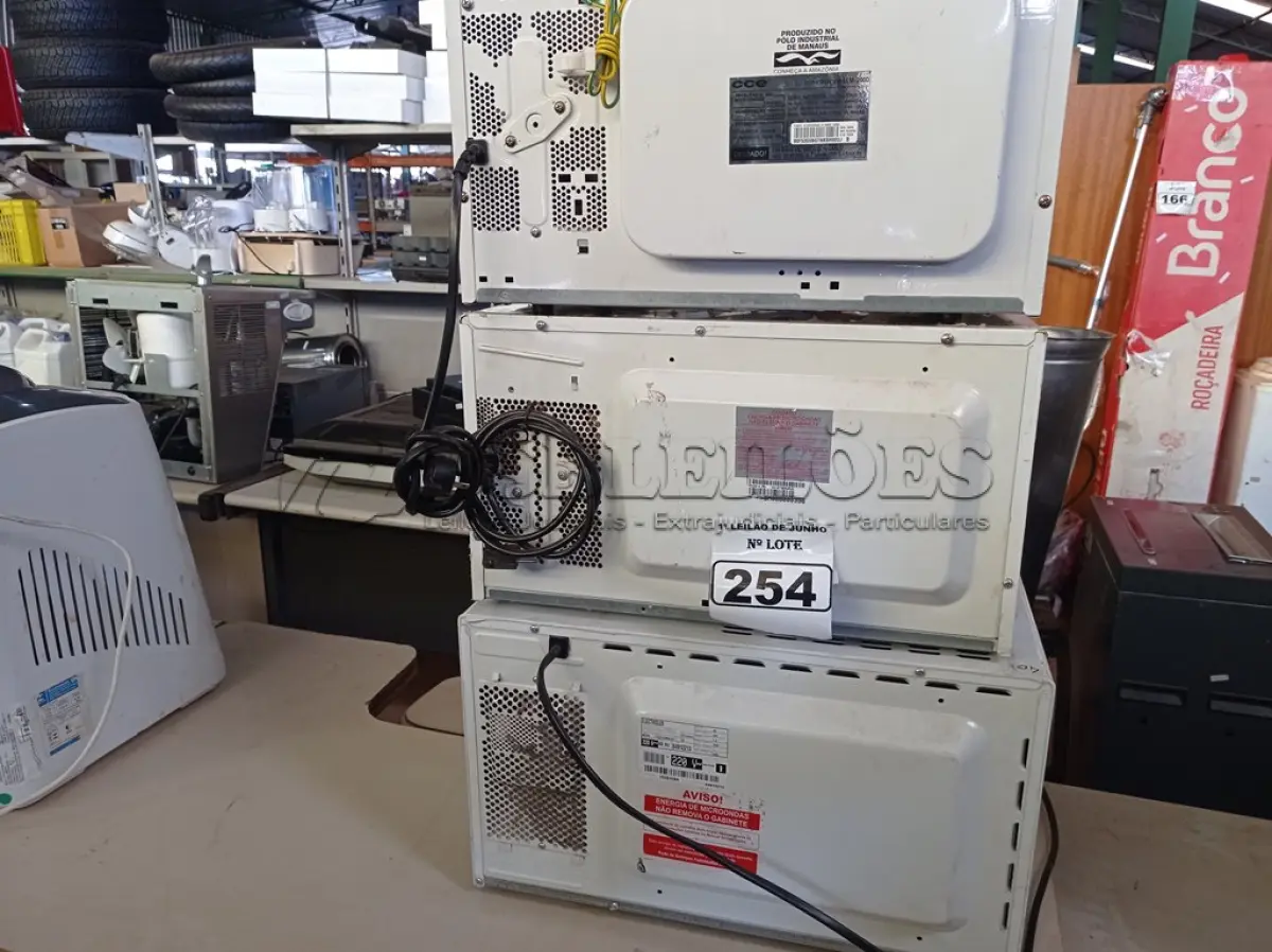 LOTE 254 - 03 MICRO-ONDAS MARCAS E MODELOS DIVERSOS SENDO 02 COM PRATO. (NO ESTADO) ATENÇÃO! FAZER A VISITAÇÃO ANTES DE ARREMATAR, NÃO SABEMOS SE FUNCIONA. LEILÃO NÃO TEM GARANTIA E NEM DEVOLUÇÃO, SUJEITO A POSSÍVEIS AVARIAS VISÍVEIS/OCULTAS E/OU AUSÊNCIA DE COMPONENTES.