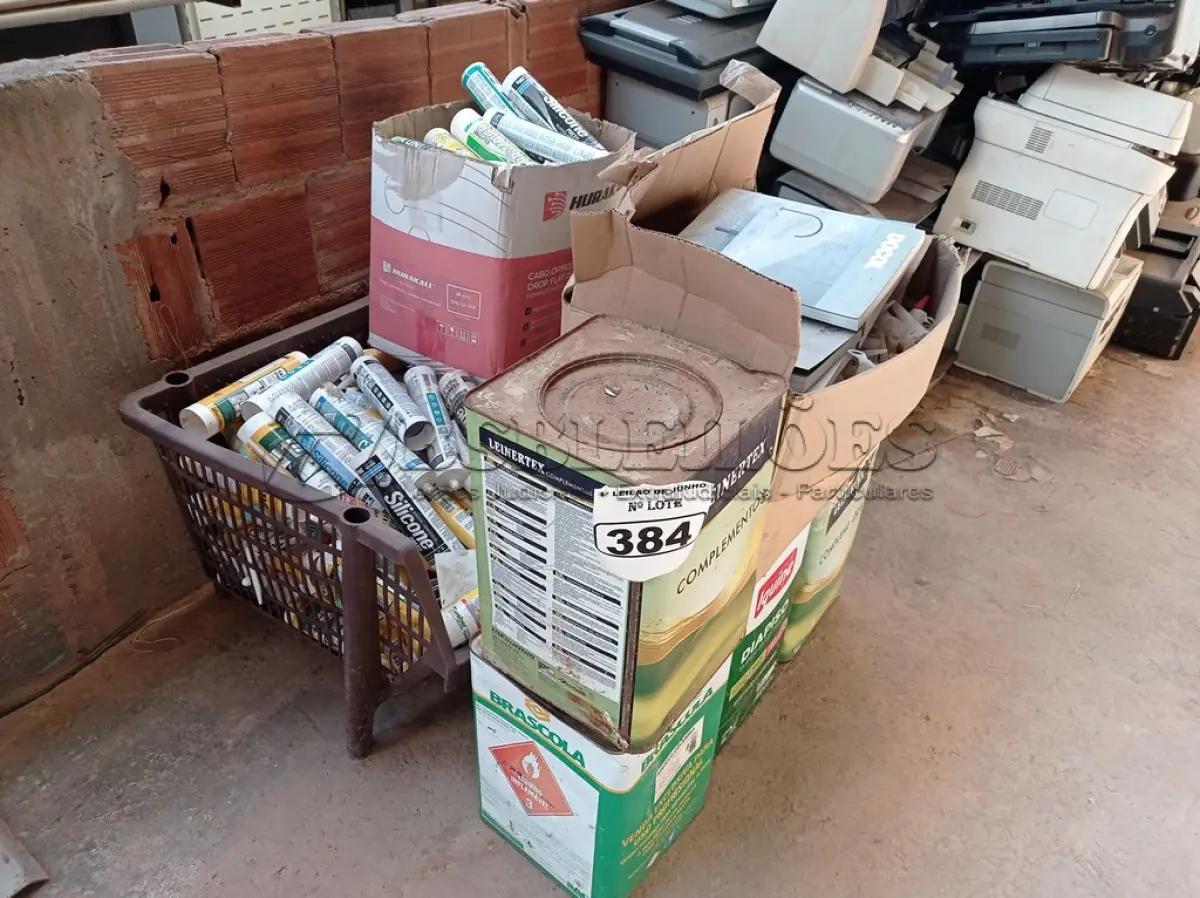 LOTE 384 - 01 LOTE COM GRANDE QUANTIDADE DE SELANTES DIVERSOS, 03 LATAS DE TINTAS INCOMPLETAS E 01 LATA DE ADESIVO COLOMBRÁS.  (NO ESTADO) ATENÇÃO! FAZER A VISITAÇÃO ANTES DE ARREMATAR, NÃO SABEMOS SE FUNCIONA. LEILÃO NÃO TEM GARANTIA E NEM DEVOLUÇÃO, SUJEITO A POSSÍVEIS AVARIAS VISÍVEIS/OCULTAS E/OU AUSÊNCIA DE COMPONENTES.