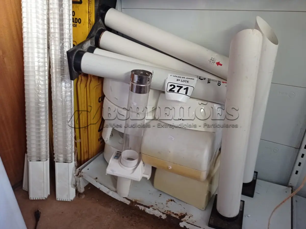 LOTE 271 - 08 PLACAS DE ATENÇÃO PARA PISO MOLHADO, 06 DISPENSES, 03 LUMINÁRIAS E VÁRIOS SUPORTES PARA COPOS DESCARTÁVEIS. (NO ESTADO) ATENÇÃO! FAZER A VISITAÇÃO ANTES DE ARREMATAR, NÃO SABEMOS SE FUNCIONA. LEILÃO NÃO TEM GARANTIA E NEM DEVOLUÇÃO, SUJEITO A POSSÍVEIS AVARIAS VISÍVEIS/OCULTAS E/OU AUSÊNCIA DE COMPONENTES.