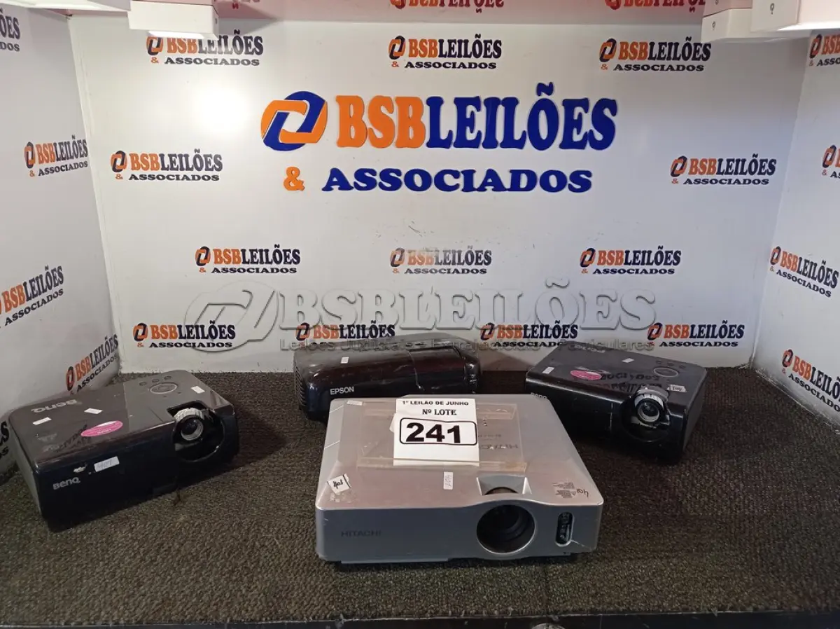 LOTE 241 - 04 PROJETORES MULTIMIDIA MARCAS E MODELOS DIVERSOS PARA RETIRADA DE PEÇAS. (NO ESTADO) ATENÇÃO! FAZER A VISITAÇÃO ANTES DE ARREMATAR, NÃO SABEMOS SE FUNCIONA. LEILÃO NÃO TEM GARANTIA E NEM DEVOLUÇÃO, SUJEITO A POSSÍVEIS AVARIAS VISÍVEIS/OCULTAS E/OU AUSÊNCIA DE COMPONENTES.