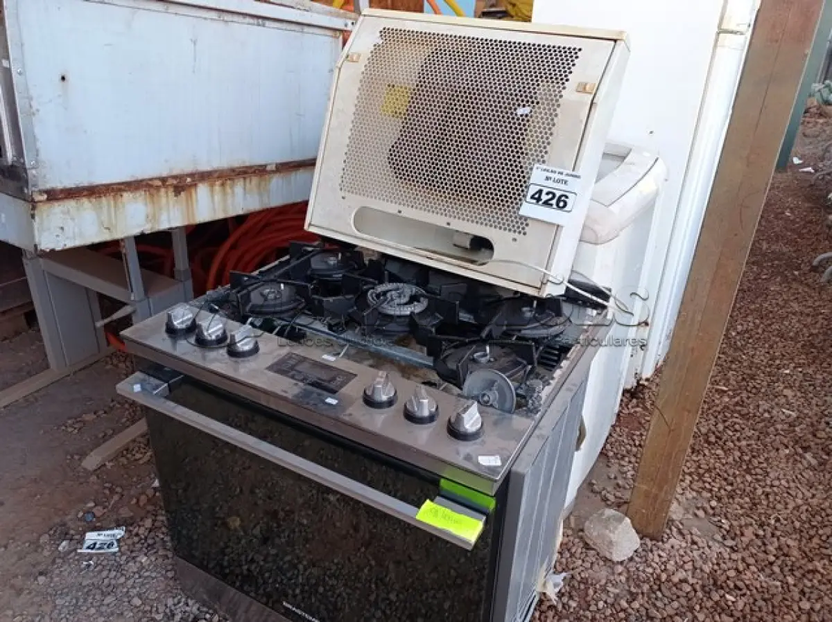 LOTE 426 - 01 FOGÃO A GÁS 05 BOCAS, 01 SUGAR E 01 MÁQUINA DE LAVAR PARA RETIRADA DE PEÇAS. (NO ESTADO) ATENÇÃO! FAZER A VISITAÇÃO ANTES DE ARREMATAR, NÃO SABEMOS SE FUNCIONA. LEILÃO NÃO TEM GARANTIA E NEM DEVOLUÇÃO, SUJEITO A POSSÍVEIS AVARIAS VISÍVEIS/OCULTAS E/OU AUSÊNCIA DE COMPONENTES.