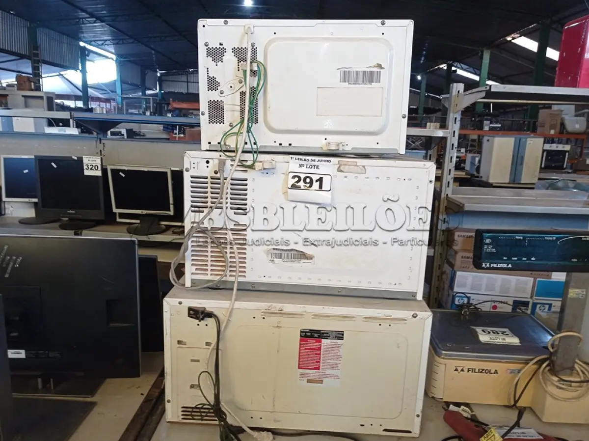 LOTE 291 - 03 MICRO-ONDAS PARA RETIRADA DE PEÇAS. (NO ESTADO) ATENÇÃO! FAZER A VISITAÇÃO ANTES DE ARREMATAR, NÃO SABEMOS SE FUNCIONA. LEILÃO NÃO TEM GARANTIA E NEM DEVOLUÇÃO, SUJEITO A POSSÍVEIS AVARIAS VISÍVEIS/OCULTAS E/OU AUSÊNCIA DE COMPONENTES.