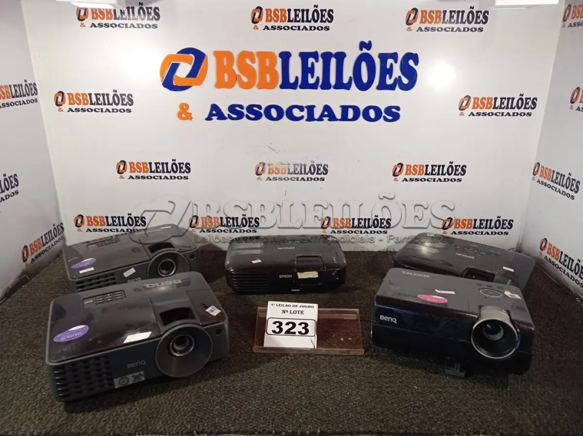 LOTE 323 - 05 PROJETORES MULTIMIDIA MARCAS E MODELOS DIVERSOS. (NO ESTADO) ATENÇÃO! FAZER A VISITAÇÃO ANTES DE ARREMATAR, NÃO SABEMOS SE FUNCIONA. LEILÃO NÃO TEM GARANTIA E NEM DEVOLUÇÃO, SUJEITO A POSSÍVEIS AVARIAS VISÍVEIS/OCULTAS E/OU AUSÊNCIA DE COMPONENTES.