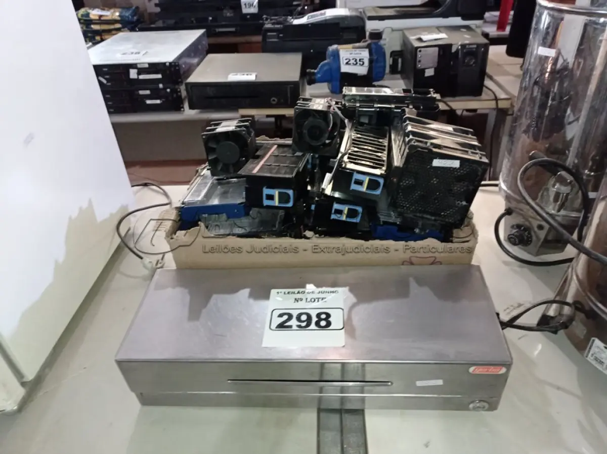 LOTE 298 - 01 LOTE COM VÁRIOS COOLERS PARA SERVIDOR E 01 CAIXA ELETRÔNICO. (NO ESTADO) ATENÇÃO! FAZER A VISITAÇÃO ANTES DE ARREMATAR, NÃO SABEMOS SE FUNCIONA. LEILÃO NÃO TEM GARANTIA E NEM DEVOLUÇÃO, SUJEITO A POSSÍVEIS AVARIAS VISÍVEIS/OCULTAS E/OU AUSÊNCIA DE COMPONENTES.