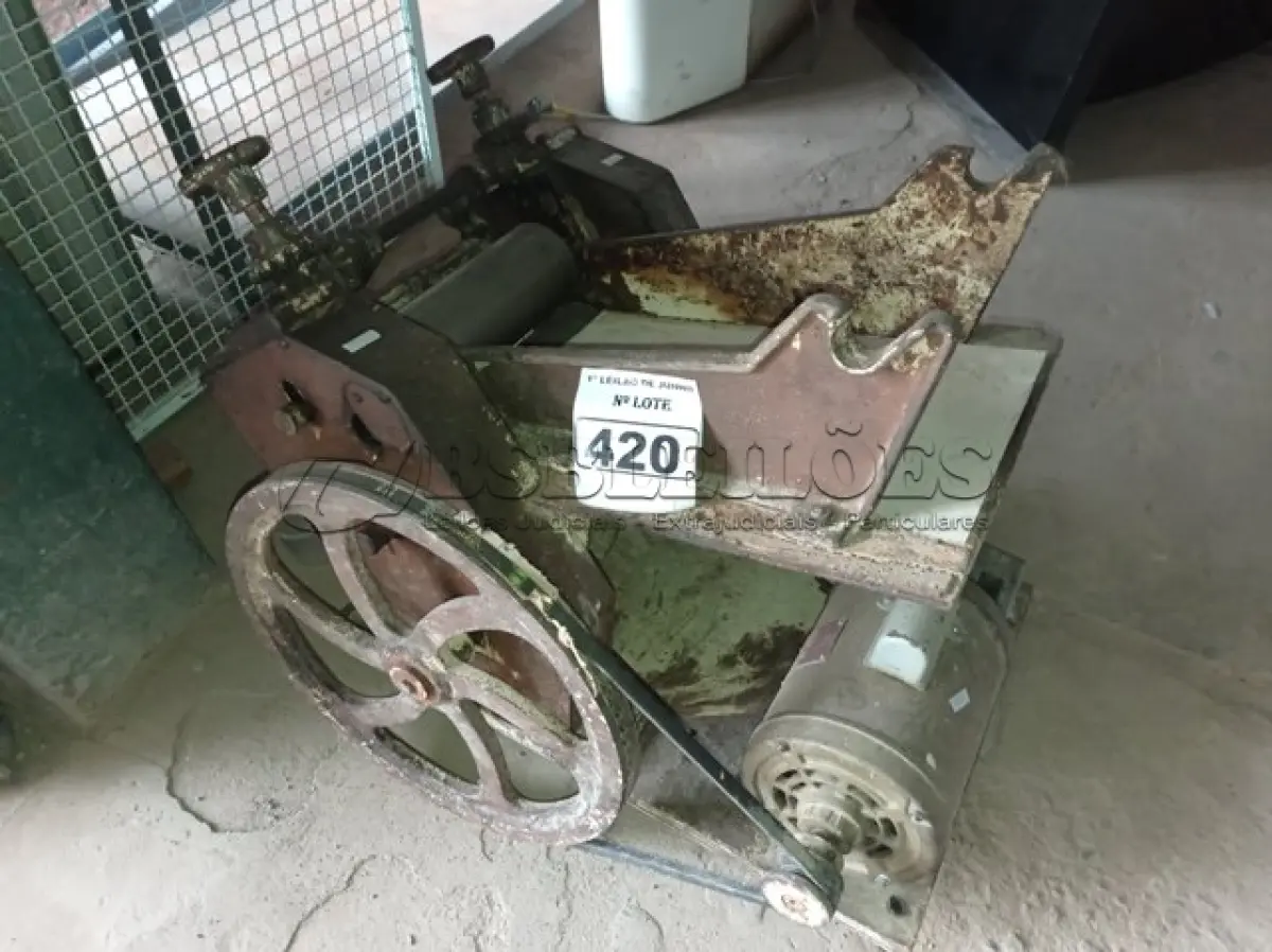 LOTE 420 - 01 CILINDRO DE MASSA INCOMPLETO. (NO ESTADO) ATENÇÃO! FAZER A VISITAÇÃO ANTES DE ARREMATAR, NÃO SABEMOS SE FUNCIONA. LEILÃO NÃO TEM GARANTIA E NEM DEVOLUÇÃO, SUJEITO A POSSÍVEIS AVARIAS VISÍVEIS/OCULTAS E/OU AUSÊNCIA DE COMPONENTES.