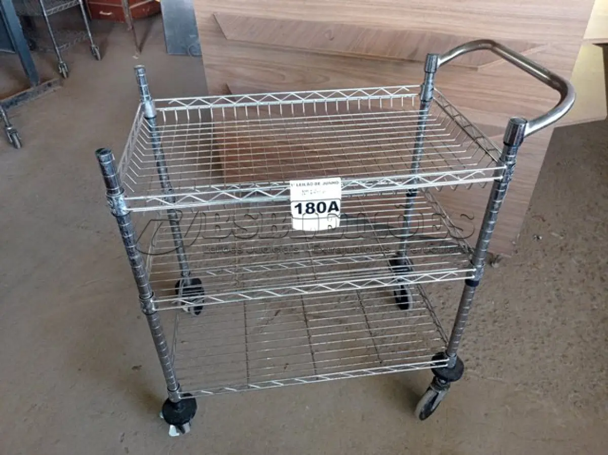 LOTE 180 - 01 CARRINHO PARA COPA COM 03 BANDEJAS E RODINHAS. (NO ESTADO) ATENÇÃO! FAZER A VISITAÇÃO ANTES DE ARREMATAR, NÃO SABEMOS SE FUNCIONA. LEILÃO NÃO TEM GARANTIA E NEM DEVOLUÇÃO, SUJEITO A POSSÍVEIS AVARIAS VISÍVEIS/OCULTAS E/OU AUSÊNCIA DE COMPONENTES.