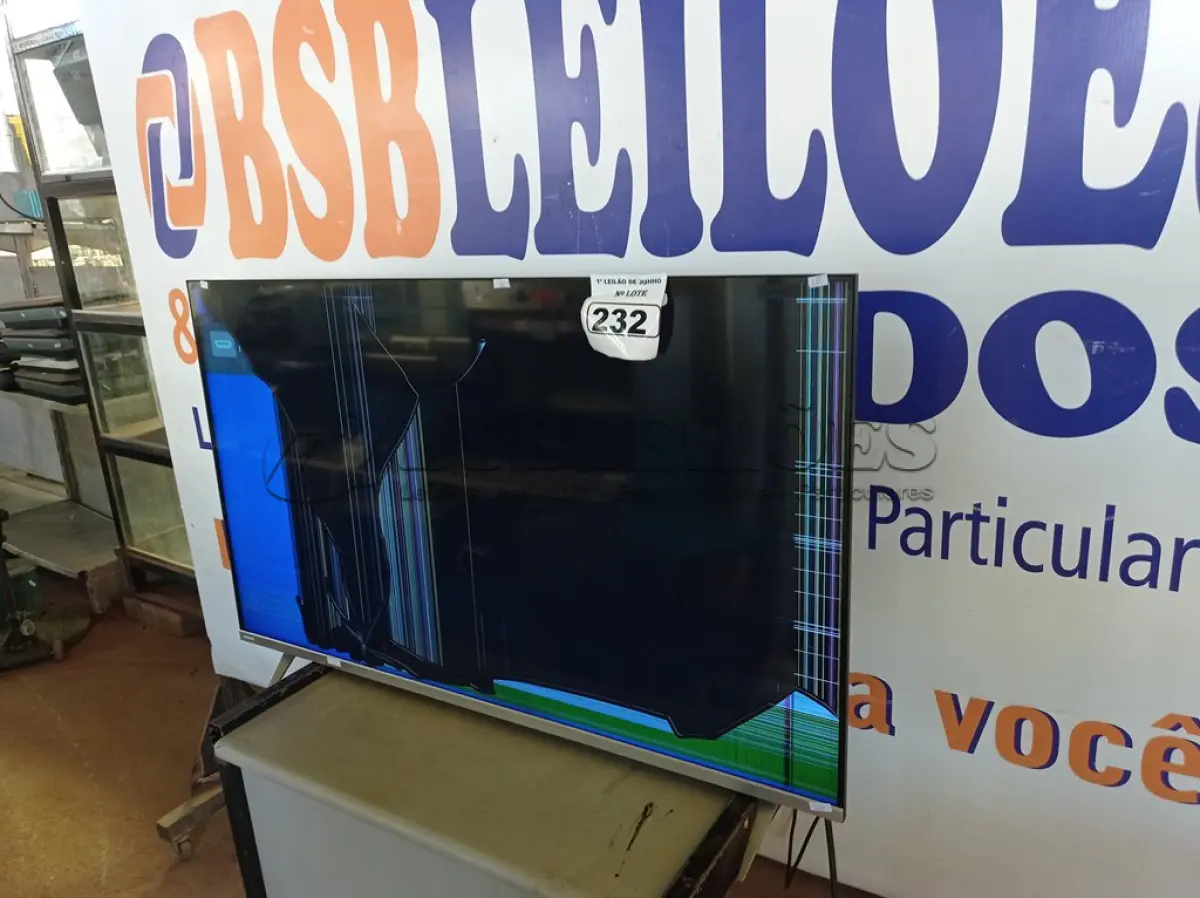 LOTE 232 - 01 TV 50’’POL MARCA PHILIPS COM AVARIAS. (NO ESTADO) ATENÇÃO! FAZER A VISITAÇÃO ANTES DE ARREMATAR, NÃO SABEMOS SE FUNCIONA. LEILÃO NÃO TEM GARANTIA E NEM DEVOLUÇÃO, SUJEITO A POSSÍVEIS AVARIAS VISÍVEIS/OCULTAS E/OU AUSÊNCIA DE COMPONENTES.