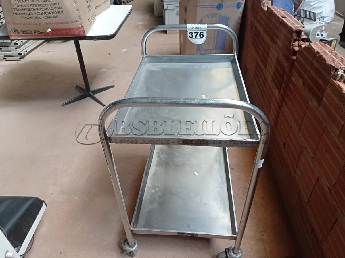 LOTE 376 - 01 CARRINHO EM INOX COM 02 BANDEJAS E RODINHAS. (FALTANDO 1)(NO ESTADO) ATENÇÃO! FAZER A VISITAÇÃO ANTES DE ARREMATAR, NÃO SABEMOS SE FUNCIONA. LEILÃO NÃO TEM GARANTIA E NEM DEVOLUÇÃO, SUJEITO A POSSÍVEIS AVARIAS VISÍVEIS/OCULTAS E/OU AUSÊNCIA DE COMPONENTES.