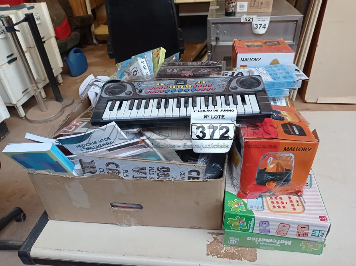 LOTE 372 - 01 LOTE COM BRINQUEDOS DIVERSOS, 04 ESPREMEDORES ELÉTRICOS DE 110V. (NO ESTADO) ATENÇÃO! FAZER A VISITAÇÃO ANTES DE ARREMATAR, NÃO SABEMOS SE FUNCIONA. LEILÃO NÃO TEM GARANTIA E NEM DEVOLUÇÃO, SUJEITO A POSSÍVEIS AVARIAS VISÍVEIS/OCULTAS E/OU AUSÊNCIA DE COMPONENTES.