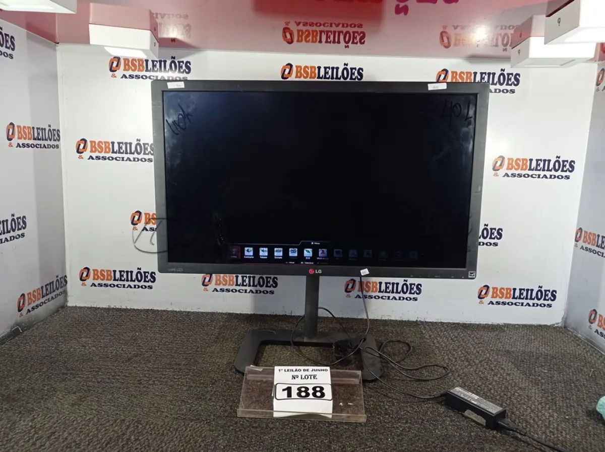 LOTE 188 - 01 MONITOR 27’’ COM FONTE MARCA LG. (NO ESTADO) ATENÇÃO! FAZER A VISITAÇÃO ANTES DE ARREMATAR, NÃO SABEMOS SE FUNCIONA. LEILÃO NÃO TEM GARANTIA E NEM DEVOLUÇÃO, SUJEITO A POSSÍVEIS AVARIAS VISÍVEIS/OCULTAS E/OU AUSÊNCIA DE COMPONENTES.