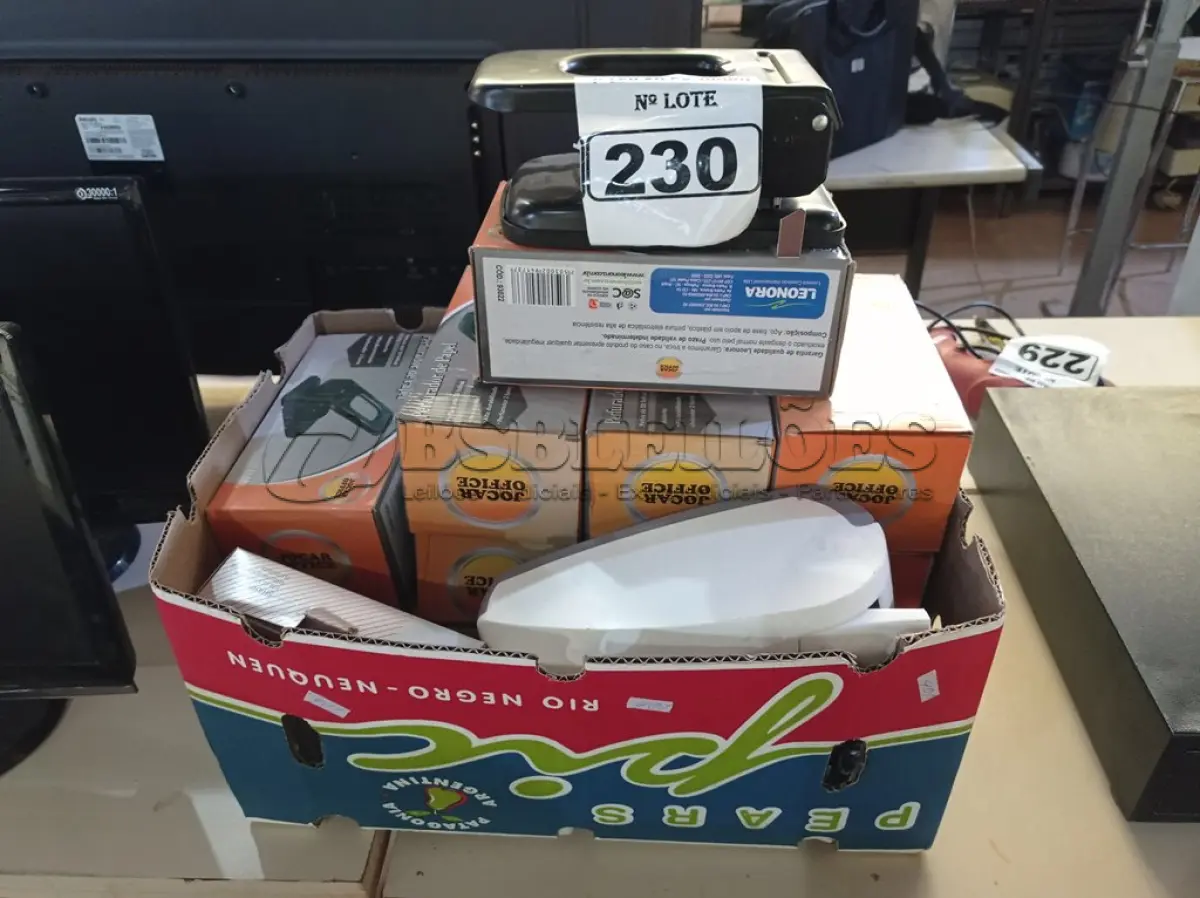 LOTE 230 - 01 CAIXA COM MATERIAIS DIVERSOS PARA ESCRITÓRIO. (NO ESTADO) ATENÇÃO! FAZER A VISITAÇÃO ANTES DE ARREMATAR, NÃO SABEMOS SE FUNCIONA. LEILÃO NÃO TEM GARANTIA E NEM DEVOLUÇÃO, SUJEITO A POSSÍVEIS AVARIAS VISÍVEIS/OCULTAS E/OU AUSÊNCIA DE COMPONENTES.