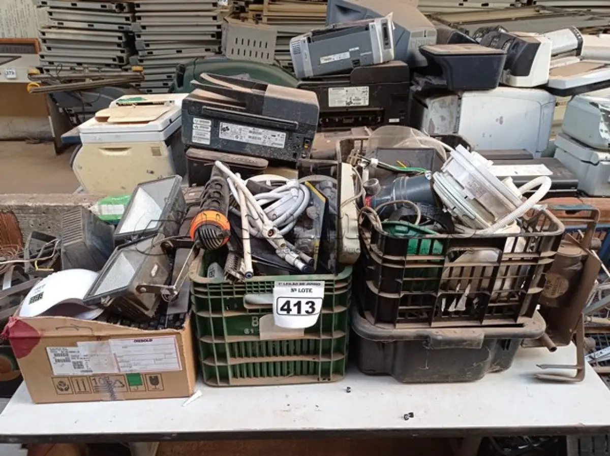 LOTE 413 - 01 LOTE COM REFLETORES E MATERIAIS DIVERSOS. (NO ESTADO) ATENÇÃO! FAZER A VISITAÇÃO ANTES DE ARREMATAR, NÃO SABEMOS SE FUNCIONA. LEILÃO NÃO TEM GARANTIA E NEM DEVOLUÇÃO, SUJEITO A POSSÍVEIS AVARIAS VISÍVEIS/OCULTAS E/OU AUSÊNCIA DE COMPONENTES.