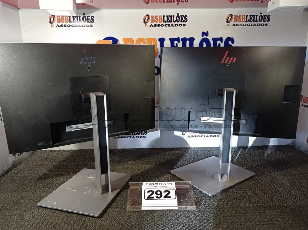 LOTE 292 - 02 MONITORES MARCA HP COM AVARIAS. (LIGANDO MAS COM A TELA QUEBRADA)(NO ESTADO) ATENÇÃO! FAZER A VISITAÇÃO ANTES DE ARREMATAR, NÃO SABEMOS SE FUNCIONA. LEILÃO NÃO TEM GARANTIA E NEM DEVOLUÇÃO, SUJEITO A POSSÍVEIS AVARIAS VISÍVEIS/OCULTAS E/OU AUSÊNCIA DE COMPONENTES.