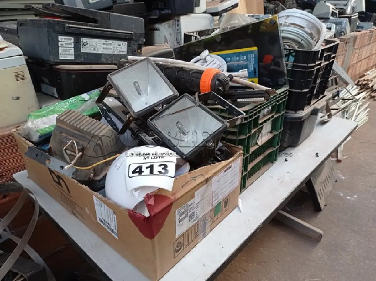 LOTE 413 - 01 LOTE COM REFLETORES E MATERIAIS DIVERSOS. (NO ESTADO) ATENÇÃO! FAZER A VISITAÇÃO ANTES DE ARREMATAR, NÃO SABEMOS SE FUNCIONA. LEILÃO NÃO TEM GARANTIA E NEM DEVOLUÇÃO, SUJEITO A POSSÍVEIS AVARIAS VISÍVEIS/OCULTAS E/OU AUSÊNCIA DE COMPONENTES.