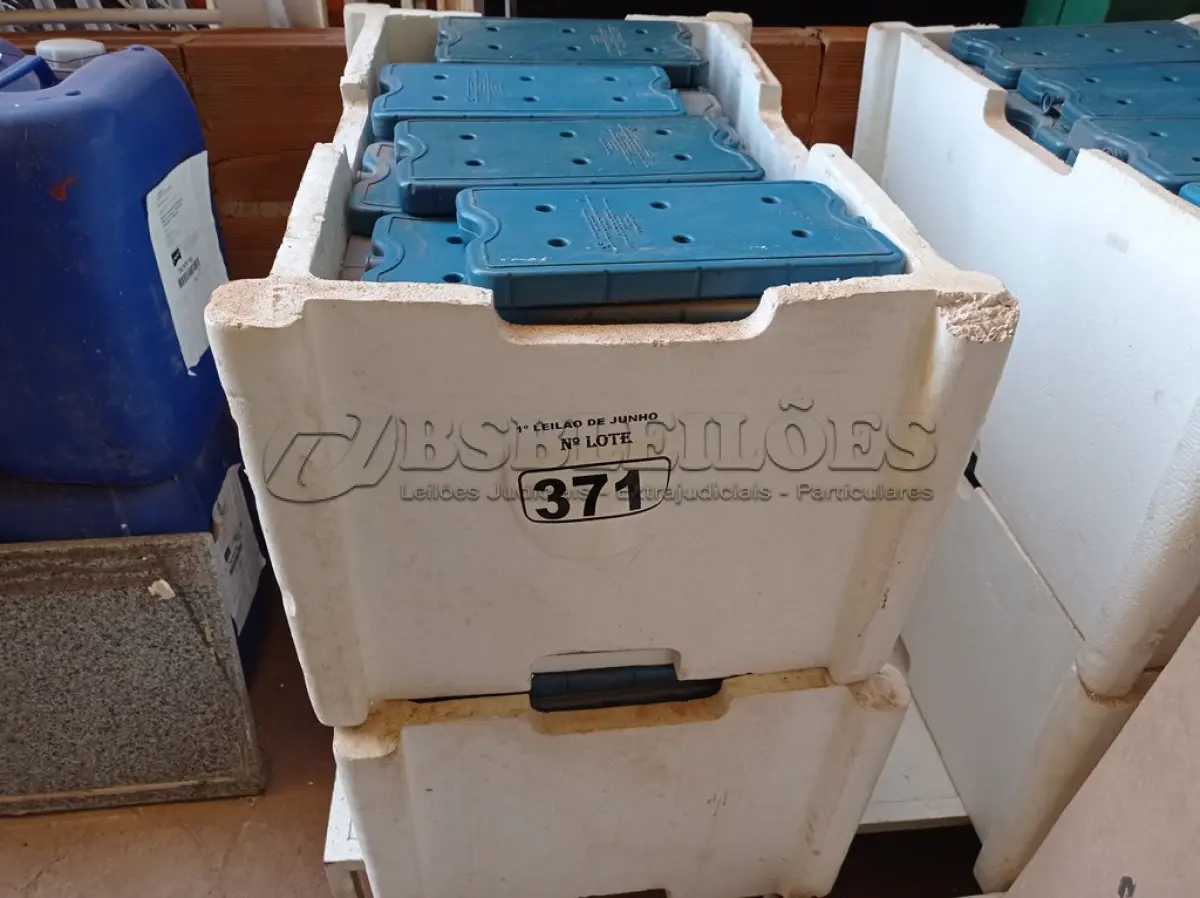 LOTE 371 - 01 LOTE COM GRANDE QUANTIDADE DE PLACAS PARA FAZER GELO RÍGIDO REUTILIZÁVEL. (NO ESTADO) ATENÇÃO! FAZER A VISITAÇÃO ANTES DE ARREMATAR, NÃO SABEMOS SE FUNCIONA. LEILÃO NÃO TEM GARANTIA E NEM DEVOLUÇÃO, SUJEITO A POSSÍVEIS AVARIAS VISÍVEIS/OCULTAS E/OU AUSÊNCIA DE COMPONENTES.