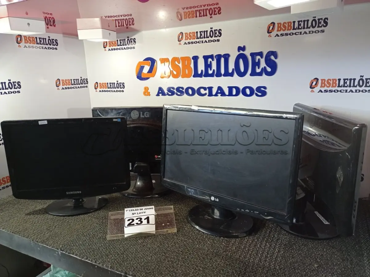 LOTE 231 - 04 MONITORES LCD MARCAS E MODELOS DIVERSOS. (NO ESTADO) ATENÇÃO! FAZER A VISITAÇÃO ANTES DE ARREMATAR, NÃO SABEMOS SE FUNCIONA. LEILÃO NÃO TEM GARANTIA E NEM DEVOLUÇÃO, SUJEITO A POSSÍVEIS AVARIAS VISÍVEIS/OCULTAS E/OU AUSÊNCIA DE COMPONENTES.