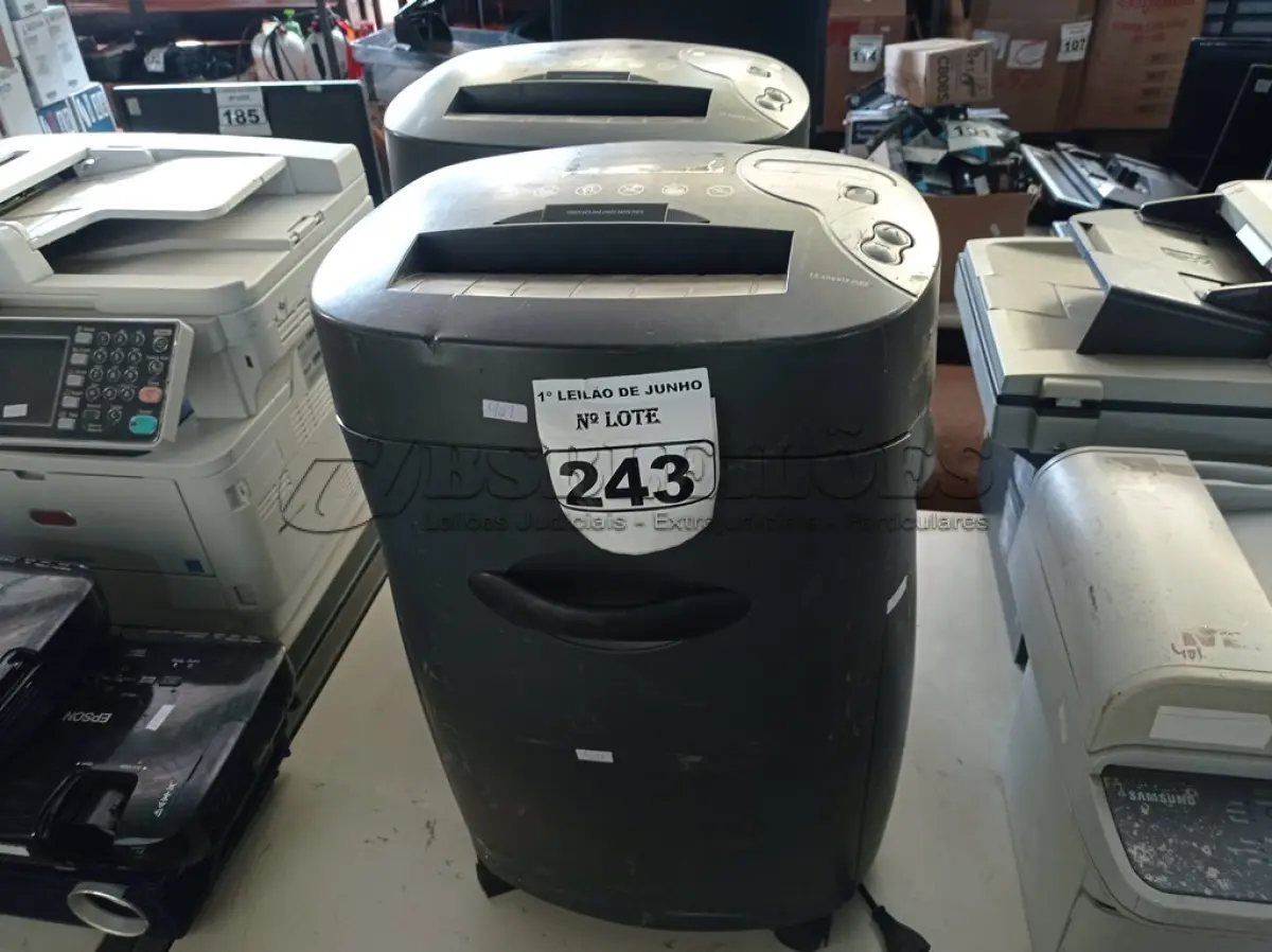 LOTE 243 - 02 FRAGMENTADORAS DE PAPEL. (NO ESTADO) ATENÇÃO! FAZER A VISITAÇÃO ANTES DE ARREMATAR, NÃO SABEMOS SE FUNCIONA. LEILÃO NÃO TEM GARANTIA E NEM DEVOLUÇÃO, SUJEITO A POSSÍVEIS AVARIAS VISÍVEIS/OCULTAS E/OU AUSÊNCIA DE COMPONENTES.
