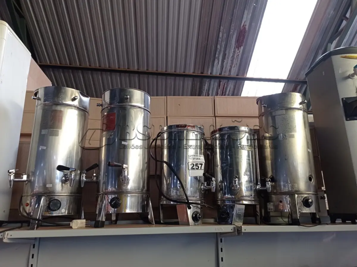 LOTE 257 - 05 CAFETEIRAS EM INOX COM AVARIAS. (NO ESTADO) ATENÇÃO! FAZER A VISITAÇÃO ANTES DE ARREMATAR, NÃO SABEMOS SE FUNCIONA. LEILÃO NÃO TEM GARANTIA E NEM DEVOLUÇÃO, SUJEITO A POSSÍVEIS AVARIAS VISÍVEIS/OCULTAS E/OU AUSÊNCIA DE COMPONENTES.